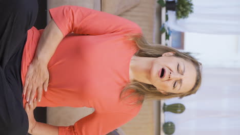Video-Vertical-De-Una-Mujer-Que-Experimenta-Dolor-De-Estómago.